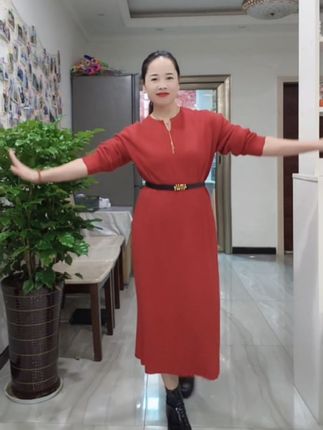 三十岁以上的女人,一定不要打扮的太土里土气了, 穿对了衣服真的可以年轻十岁都不是问题!