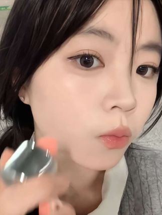 水光质地一抹化开~像从皮肤里透出的蜜桃红晕,你永远可以相信韩女的审美!#液体腮红 #腮红画法 #韩女妆容 #水光肌