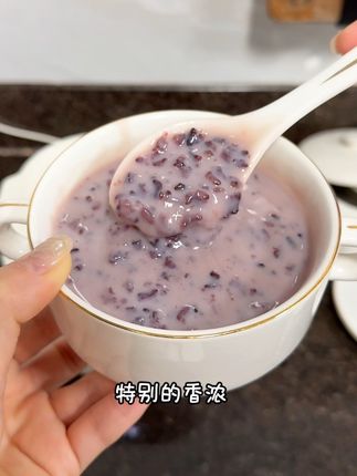 黑米这个好东西 建议姐妹们和孩子都要多吃它,这个是去了皮的黑米,直接炖煮出来就是胶胶糯糯的,口感软糯 加上纯牛奶更丝滑更香浓#黑米 #黑糯米 #五谷杂粮 #简单又营养 #喝出好气色