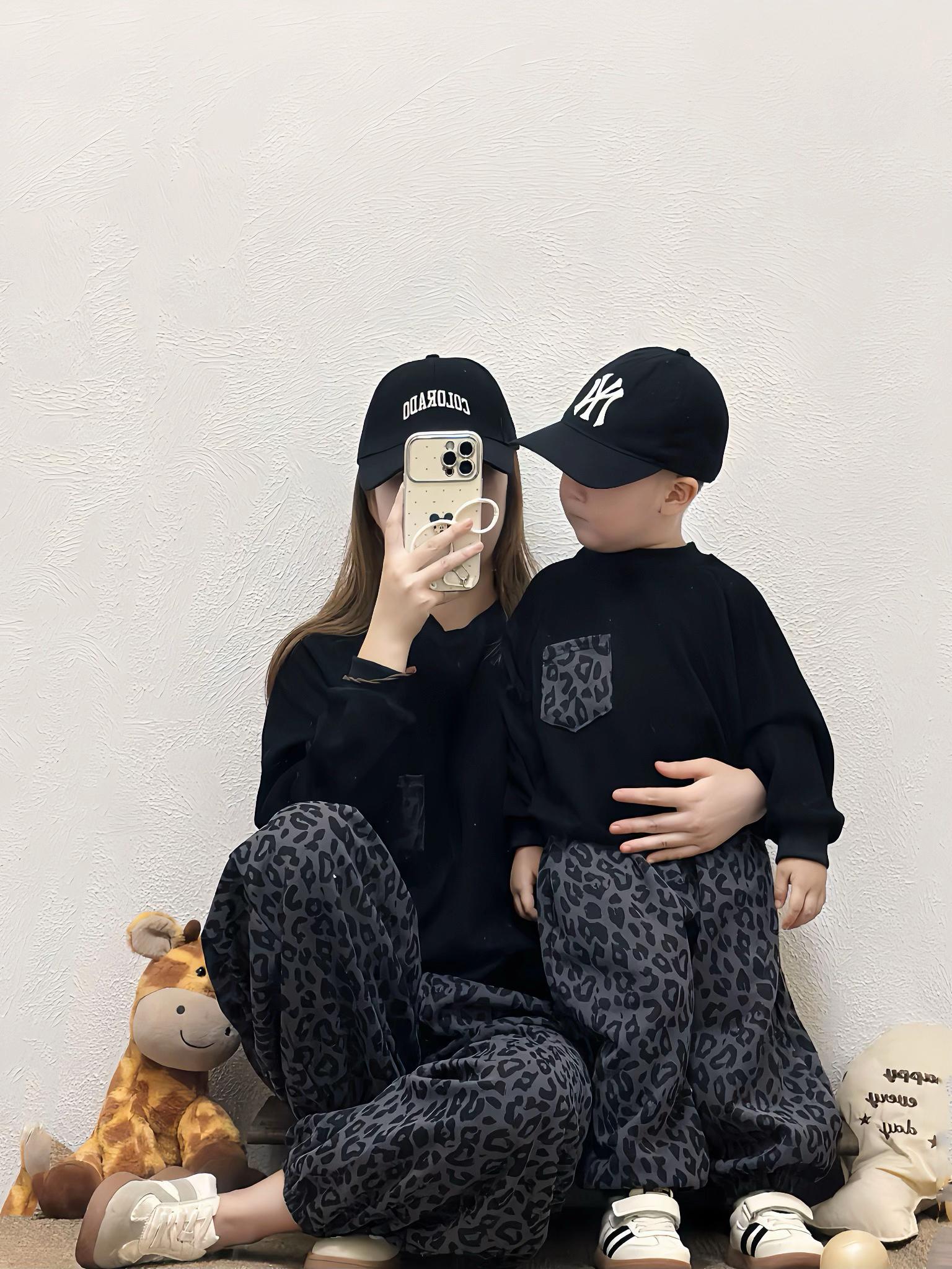 自己生的自己带 我做到了 我没有矫情也没有指望别人 我见过无数个凌晨三四点的夜晚 还有自己疲惫而暴躁的面孔 也深知自己日夜拖着疲惫的身子 是如何熬过来的 其实这个世上没有什么感同身受 只有亲身经历 我只知道那些日子我永远都不会忘记 #亲子穿搭 #亲子装