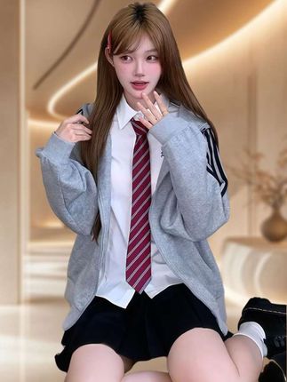 #早秋冷冽又随性的气质穿搭 做了一件最懂女生的卫衣,袖口隐藏拉链口袋,不只能放证件,口红、耳机都没问题。衣服内侧有隐藏手机袋,还有防掉扣设计哦。隐藏小口袋设计,可以放耳机,还有弹力绳,挂住钥匙不怕丢。#连帽拉链卫衣 #学院风穿搭 #jk穿搭 #元气少女 @DOU+小助手 @DOU+上热门 @抖加🔥上热门🔥dou+🔥热点宝