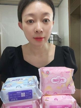这可不是普通的卫生巾,它是艾草卫生巾!如果你每个月那几天肚子不舒服、腰酸背痛,一定要试试它,因为它内置都是艾草植物精华,而且吸收效果也特别好,不会出现侧漏的情况,非常安全又健康。它是超薄透气的材质,天气热用也不会觉得闷热,#艾草卫生巾 #