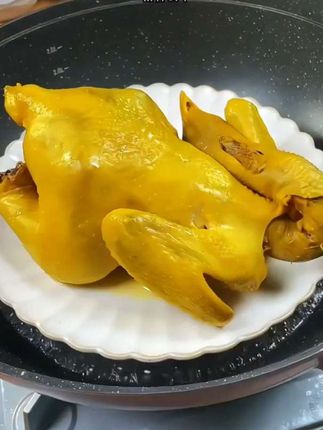 #创作灵感 没想到这个客家盐焗鸡那么好吃,口感咸香透骨,肉质软韧,鲜嫩活鸡现做,美味营养,温火加热十多分钟即可,非常简单方便又好吃 #盐焗鸡 #地方特色美食 #美食分享 #妈呀太香了