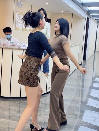 跟子怡跳一个#金包银 #下班后的日常 #舞台无处不在