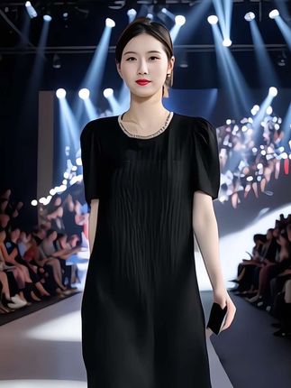 2025 夏,赫本风迷必冲这条裙!黑色简约蕾丝拼接,经典不过时。直筒过膝长款,藏肉显瘦一绝。行走间优雅满溢,轻松复刻赫本的迷人风采,氛围感狠狠拿捏~#赫本风连衣裙 #夏季穿搭 #气质这一块拿捏死死的 #赫本风蕾丝裙 #显瘦过膝直筒裙