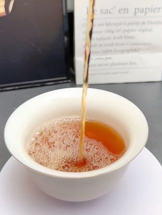 家人们,这款吴越稽山二十年本色原酒可别错过!绍兴原产,大坛分装的1.5L黄酒,纯酿二十年,保留本色风味。不管是自饮品味醇厚,还是宴请亲友,都是彰显格调的选择,懂酒的快来!#黄酒#无限回购的宝藏单品 #绍兴黄酒 #去腥增香 #纯粮酿造