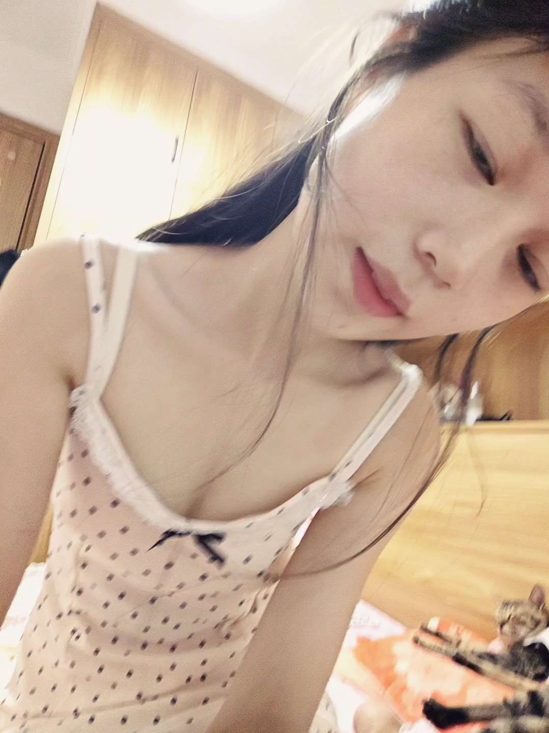 该怎么开口呢,是说今天天气好还是好想你#腹肌 #吊带 #夏天 #助手抖音 #inmyfeeling
