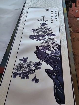 #菊 把东方韵味藏进日常,蓝色菊花剪纸卷轴,挂在书房,关都好搭,木轴轻转时仿佛能闻到淡淡的雅致气息 #手艺人的日常 #实物拍摄 #非遗传承 #蔚县剪纸