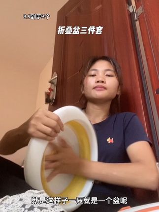 家里有宝宝的或者正在准备#待产包 一定要备上这种#折叠盆 它折叠起来薄薄的,挂在墙上一点也不占地方,打开也很方便,而且非常的结实,洗宝宝的脸、澡都可以,收纳也方便,家里有娃的必备,我生我儿子的时候就带了两个去#二胎宝妈 #折叠盆三件套 #婴儿折叠盆