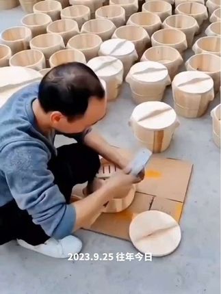 都什么年代了,你们还在用电饭煲蒸米饭?看一下我们这个啊,木桶蒸的米饭啊,到时候特别的香啊,而且的话我这个纯手工做的。