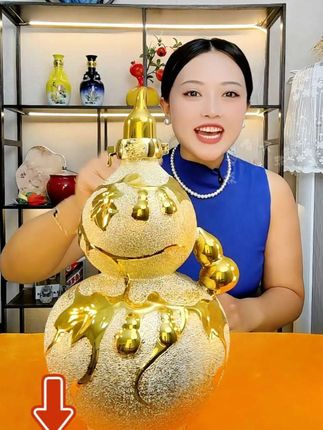 这金葫芦摆家里也太漂亮了吧,它不只是摆件,它里面装的还是杏花的美酒,这款酒啊自己留着收藏摆柜,或者逢年过节送礼,都特有面儿! #白酒 #好酒推荐 #酒 #杏花村酒 #中秋送礼