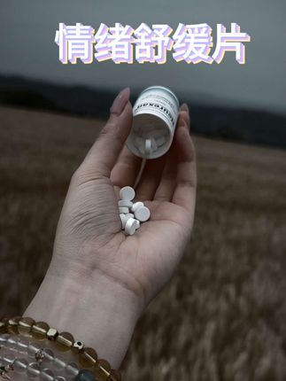日常藏着难,心头搁着无奈。想问的话,风一吹,散了。#情绪