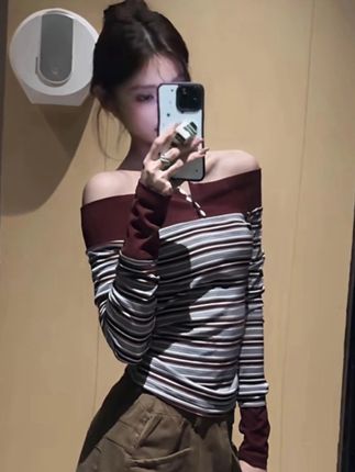 复古条纹拼接针织一字肩露肩修身长袖上衣女秋季设计感打底t恤 #穿搭穿搭穿搭 #懒人必备 #有点上头 #穿搭ootd #日常生活