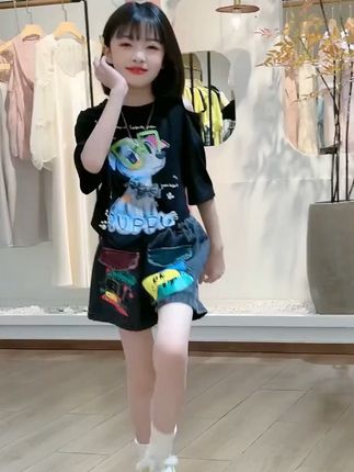 看了这个视频,告诉我,你们缺的是啥。是衣服?是身材,还是女儿?#显高显瘦 #高品质童装 #夏季穿搭 #清纯女神 #谁穿谁好看系列