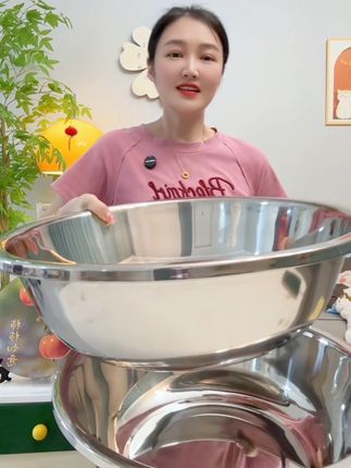 直径足足有40厘米的特大号#不锈钢盆,今天这个价格真的#超便宜超划算 ,关键质量还特别好,嘎嘎厚实,结实耐用#洗衣服盆#洗菜盆#不锈钢厨具