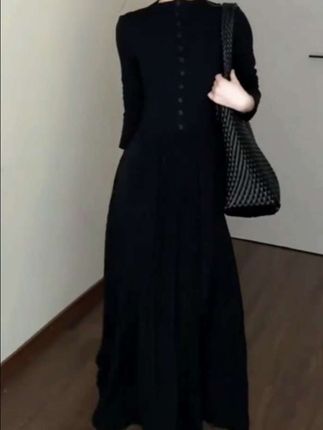 #赫本风小黑裙 #高级感穿搭 #气质穿搭 #显瘦穿搭