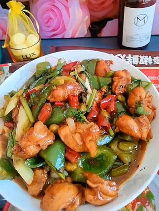 加点青椒炒几分钟就能出锅,肉质鲜美!#谷言#谷言藤椒鲜炒鸡