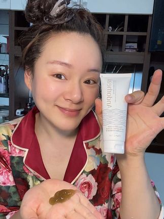 如果你抹自己的脸有些粗糙,用什么都不容易吸收,上妆还起皮卡粉的,一定要试试定期的清理老旧角质#去角质