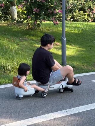 扭扭车的快乐!可以亲子共乘的宝藏扭扭车,把小时候的自己重养一遍,珍惜和女儿的快乐时光!扭扭车质量很好很稳,真心推荐!#乐卡费格F2扭扭车 #乐卡扭扭车 #儿童扭扭车#日常遛娃系列 #户外运动