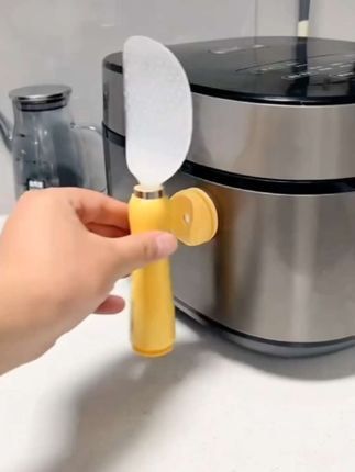 你看这可以自己站立的饭勺。可爱吗?用完随手一放就能立起来,还是磁吸防粘的设计,轻轻一刮就干净了,简直太省心啦