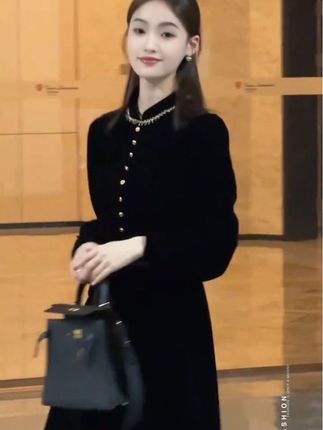 秋季时尚赫本风气质纯色丝绒连衣裙女新款名媛气质收腰显瘦小黑裙#丝绒连衣裙 #新款名媛气质 #显瘦小黑裙 #气质时尚女装 #爆款热卖中