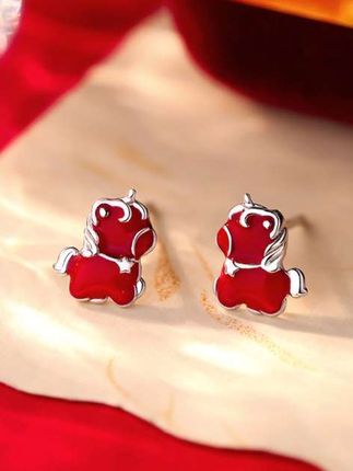 耳饰赛道文案素材 - 马上鸿运银耳钉来啦!小巧木马造型超可爱,红银配色亮眼吸睛,日常搭配超合适!#耳钉 #耳饰 #礼物 #红色系 #美出高级感 - 无瑕饰品作品
