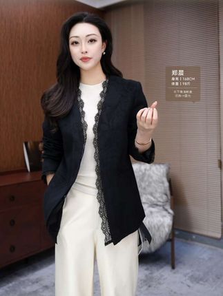 绵羊毛柔软亲肤,蕾丝点缀更添精致。V领设计修饰脸型,轻松穿出优雅气质。秋冬氛围感拉满!#减龄气质 #优雅气质 #高级感穿搭 #时髦穿搭 #时尚减龄穿搭