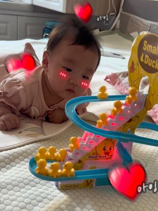 强烈推荐这个小鸭子!!真的越玩越爱哈哈 可以硬控每一天#练习抬头的小可爱 #自己玩的不亦乐乎 #人类幼崽 #母婴好物 #小月龄玩具