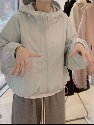春秋新款连帽短款冲锋衣外套宽松休闲百搭小个子夹克外套#春秋外套 #遮肉显瘦 #时尚休闲 #连帽外套 #短款外套