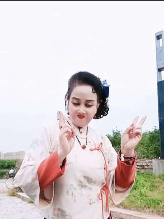 不论我在哪工作,都会给店里带来开心快乐,带来好运的,遇到我的人都会发大财,交好运,一生幸福快乐!女人自信就是美 !