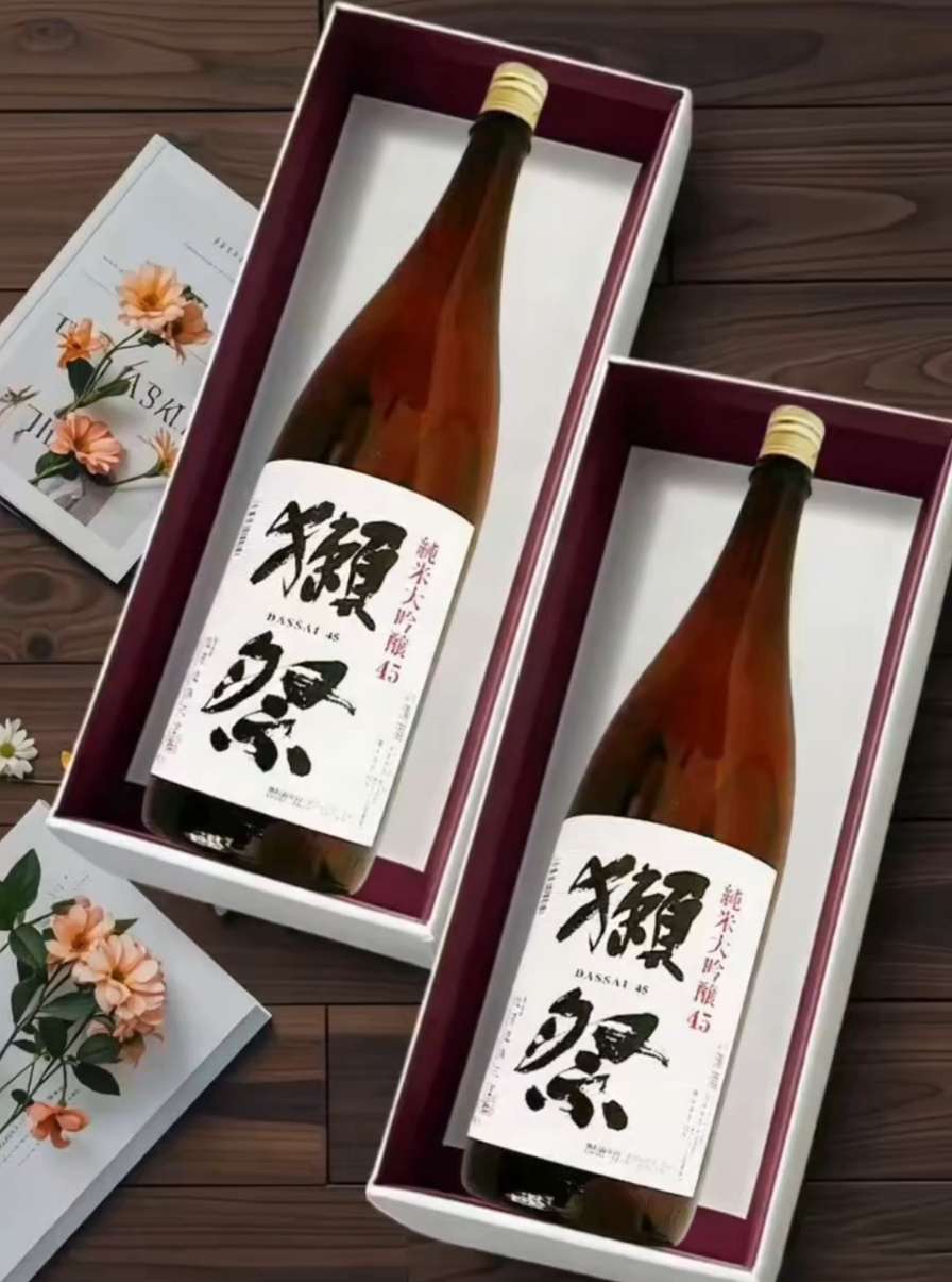 獭祭45清酒1800m*2支。【自营】獺祭45四割五分纯米大吟酿来啦! 1800ml*2瓶超值装,新旧包装随机发,每一口都是匠心。45%精米步合,打磨至芯,果香馥郁带微甜,入口顺滑清爽。无论是独、客,还是搭配日料、海鲜,都超搭!自营保障,正品直供,错过难寻~戳下方,把这份纯粹酒香带回家!#獺祭清酒#微熏的感觉刚刚好#送礼佳品#聚餐聚会#高端局