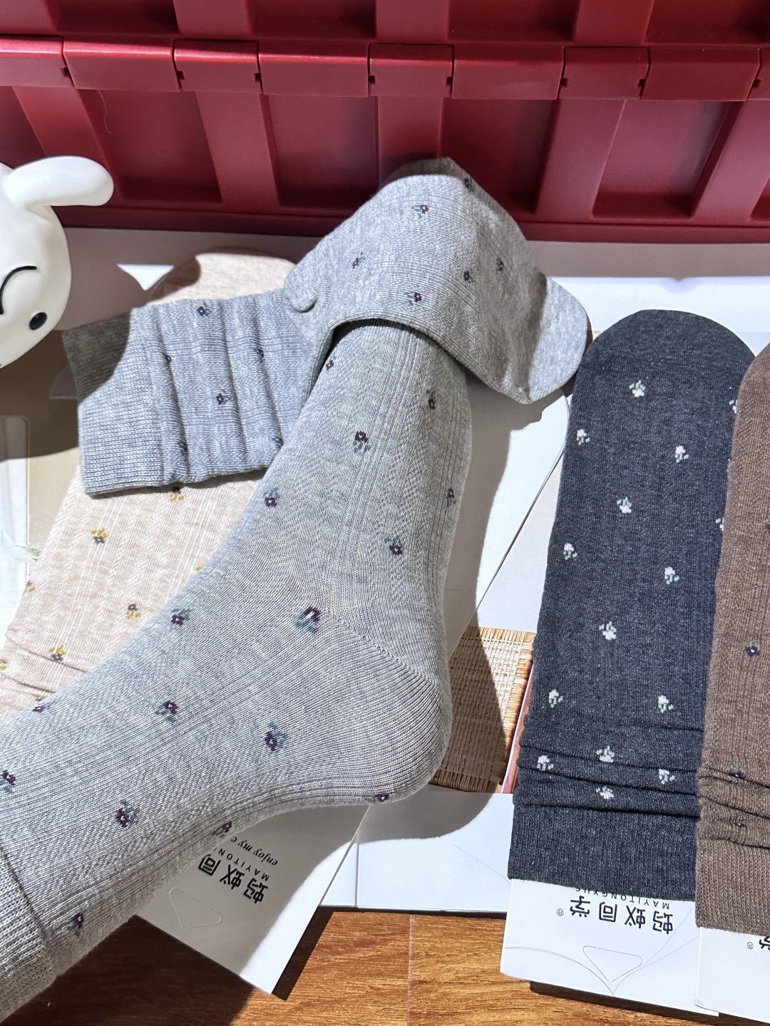 早秋的必备单品,果然还得是小碎花无骨袜,韩系氛围感拉满,盘里寒气超显温柔,纯棉材质,上脚舒服到不想脱,无骨袜头设计超贴心!现在我已经把它安利给所有闺蜜了,完全不个脚趾穿着,视觉上腿都显细了。谁穿谁夸。 #包包推荐 #种草 #分享生活小技巧 #爱了爱了 #强烈推荐