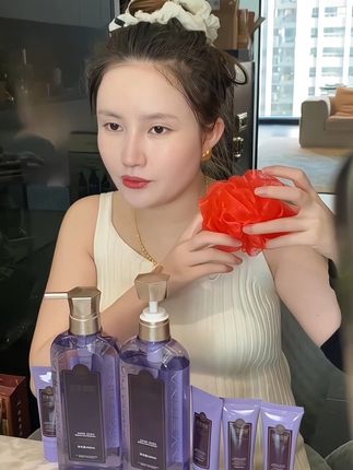 夏天出汗多身上背后污渍多,容易长痘的,用上沐浴露,泡沫丰富,水润清洁去油腻,而且不假滑好冲洗,淡淡的香味#沐浴露 #沐浴露推荐