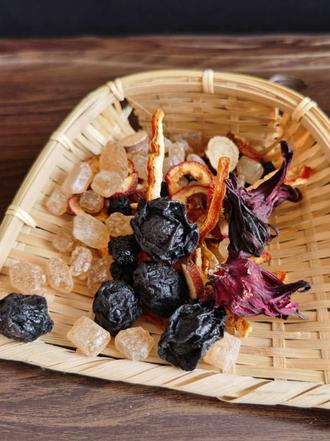 #酸梅汤 每包原材料含有5颗大颗肉厚的乌梅,它是酸味的核心。山楂12克,选用的是山楂中心片,上下两端的边角碎料是没有的。陈皮5克,提香。
甘草3克,5片左右,完整片,不是边角料,它很温和,增加回甘。桑葚8克,香果浓郁,营养丰富。
洛神3朵,完整大朵,不碎不烂。黄冰糖:增加甜味,可适当增减,每一包是搭配的50克。桂花,花香淡雅柔和
