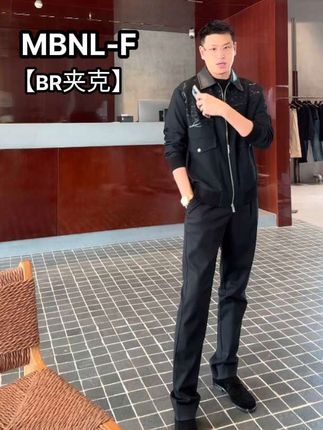 这件夹克真的帅到我了!经典款的夹克版型,简约又大气,随便一搭就能穿出很高级的感觉。而且它的细节处理得非常好,每一处都彰显着品质感。#琥珀流光风外套太适合秋天了 #夹克外套 #面料柔软舒适 #品质男装