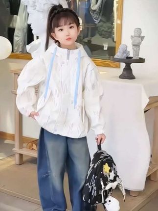 #立体浮雕绣花女童装冲锋衣外套秋装2025新款儿童洋气中大童夹克#时尚洋气潮流#秋天必备款#@麻麻们@抖音粉条