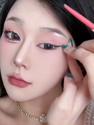 啊啊啊! 真的好用到哭啦~这个眼线胶笔也太丝滑了吧……手残党放心冲#眼线胶笔 #手残党画眼线 #眼妆 #眼线教程#新手化妆教程