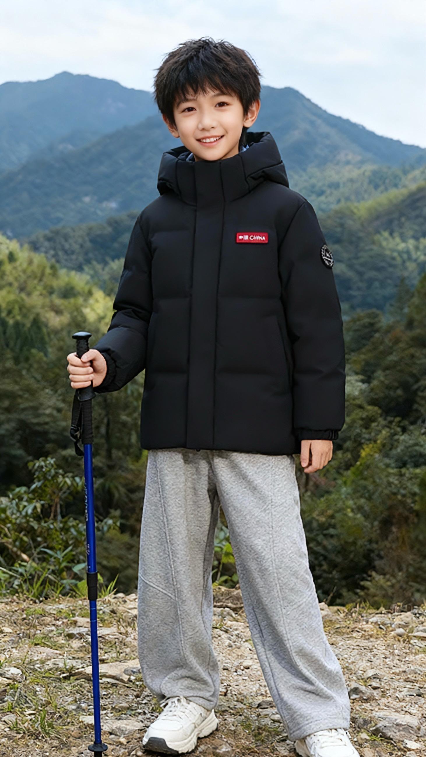 男童女童外套。冬日户外,男孩身上的这款外套成了亮眼的保暖担当。它采用蓬松的绗缝设计,米白款干净清爽,像裹了团松软的云;黑色款利落耐看,适配更多场景。连帽+高领的组合牢牢锁住暖意,袖口的松紧设计能贴合手腕,挡住钻进来的寒风。  胸口的标识与臂章不花哨却让版型更显精致。搭配工装裤时,衬出少年的利落劲儿;配休闲卫裤。无论是山间徒步,还是公园闲逛,它都能把温暖揣在怀里,让秋冬的户外时光,少了寒意,多了自在。 #图文伙伴计划#冬季童装穿搭 #大童童装 #男童女童冬季外套