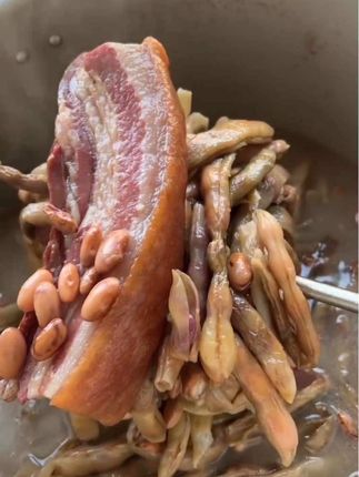 这样的干四季豆皮你们吃过没有,用来顿腊肉安逸很,#那些尝一口就忘不掉的特色美食 #干四季豆 #干四季豆炖腊肉