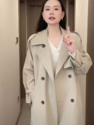 姐妹们,这件早春新款风衣真的太绝了!它是这种很有质感的西装料子,上身挺阔又有型,而且不容易起皱哦~经典的西装领设计永不过时。#气质女神 #英伦风穿搭 #太有质感了 #风衣 #外套女春秋