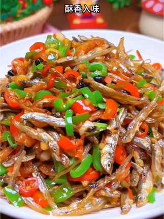 营养美味的小鱼小虾,小时候奶奶都会把新鲜的小河鱼小河虾用火焙的方法保存,想吃的时候,搭配上辣椒一炒简直太下饭了!#小鱼小虾 #家常菜#下饭菜 #美味下饭菜 #农家美食