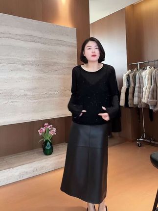 谁懂啊!秋天最烦穿得臃肿又没亮点,直到挖到这件亮片羊毛打底衫,直接把“松弛氛围感”焊在身上!#显瘦穿搭 #秋季穿搭 #轻奢女装 #轻奢穿搭 #高级感穿搭