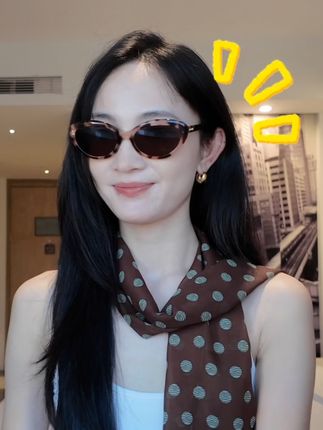 十一出行墨镜推荐 当了一年的牛马终于出来放风了📸!选一副好墨镜是刚需🕶。 这种玳瑁边框既时尚又实用,还可以遮住我的黑眼圈。 自重轻盈,还送了防滑耳托,即使暴汗也不会滑落。 圆润的猫眼框型把我的脸衬得更加柔和,还可以隔断紫外线✨! #Protago#墨镜推荐#轻奢墨镜推荐 #玳瑁墨镜