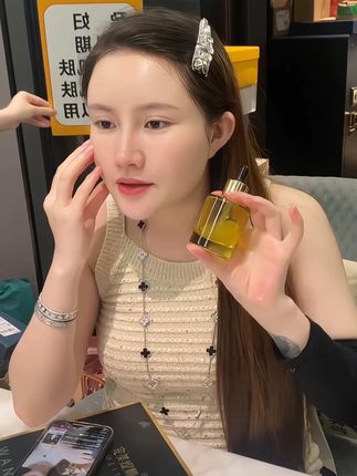 一滴油相当于十滴水,我们的皮肤是亲油不亲水,油是包裹肌肤保护肌肤的,而且水油调配,小分子轻薄好吸收,用它补水保湿,层层滋养肌肤#精华油 #精油