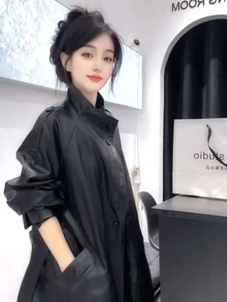 女外套 #时尚穿搭时尚穿搭时尚 #高级感穿搭 #时尚搭配服装 #气场全开 #皮衣外套搭配 想要穿出高级感,这件黑色风衣绝不能错过!   它的版型宽松又有设计感,不管什么身材都能轻松驾驭。面料质感十足,穿上身自带气场,走路都带风。不管是搭配简单的内搭和牛仔裤,还是裙装,都能穿出不一样的风格,通勤、逛街都合适。   这种经典又有格调的单品,衣橱里必须备一件,让你轻松在人群中脱颖而出,尽显时尚品味,谁穿谁好看,赶紧入手吧!