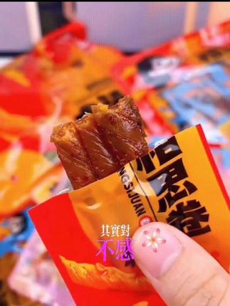 没吃过湖南的豆皮辣条,都不知道豆制品能这么好吃,就这个湖南平江小吃,扯皮豆筋,吸满卤汁辣椒油,一口下去在嘴里炸开,豆香浓郁,芝麻增香,真的绝了,好吃不贵,无限回购的宝藏单品。