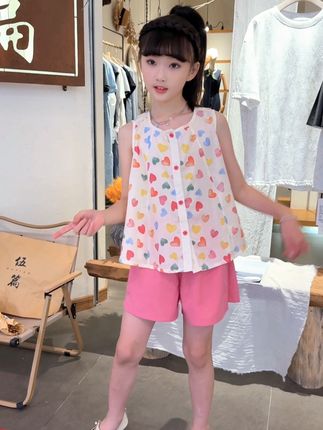 生女儿吗?可盐可甜,惹你生气,哄你开心的小棉袄。然后再给她打扮成你喜欢的样子#生女儿就要这样穿#女童套装#夏季穿搭