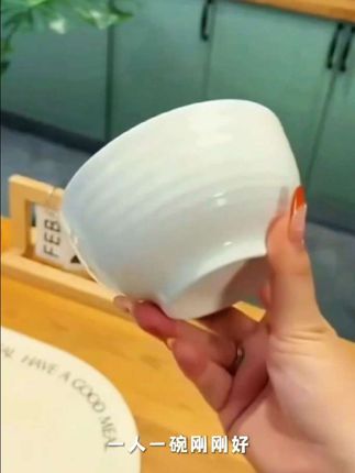 #创作灵感 简约百搭的纯白米饭碗,搭配立体螺纹机里,触感细腻防滑,高温断烧,瓷质坚硬,釉面光滑易清洗,碗型圆润饱满,容量适中,盛饭盛汤皆宜。北欧风设计。卡了,我直接。#碗 #陶瓷碗 #米饭碗#家用好物