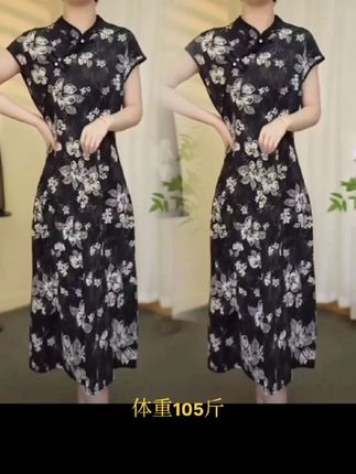 #姐妹们快来看看这条超美的旗袍连衣裙!它是这种小碎花的设计,上身特别洋气,而且它的版型很宽松,可以很好的遮住肚子上的肉肉,真的超级显瘦谁穿谁美。不仅如此,它还是个百搭单品,搭配皮鞋温柔又大方,搭配高跟鞋则更显女人味,日常出门这样穿简直美炸了!