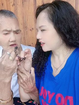 岁月偷走了妈妈的青春👩🏻🦳👩🏻🦳却偷不走我们合拍时的默契~ 镜头里的她,还是我眼里最靓的女神✨#一生守候一生陪伴 #一起变老的幸福